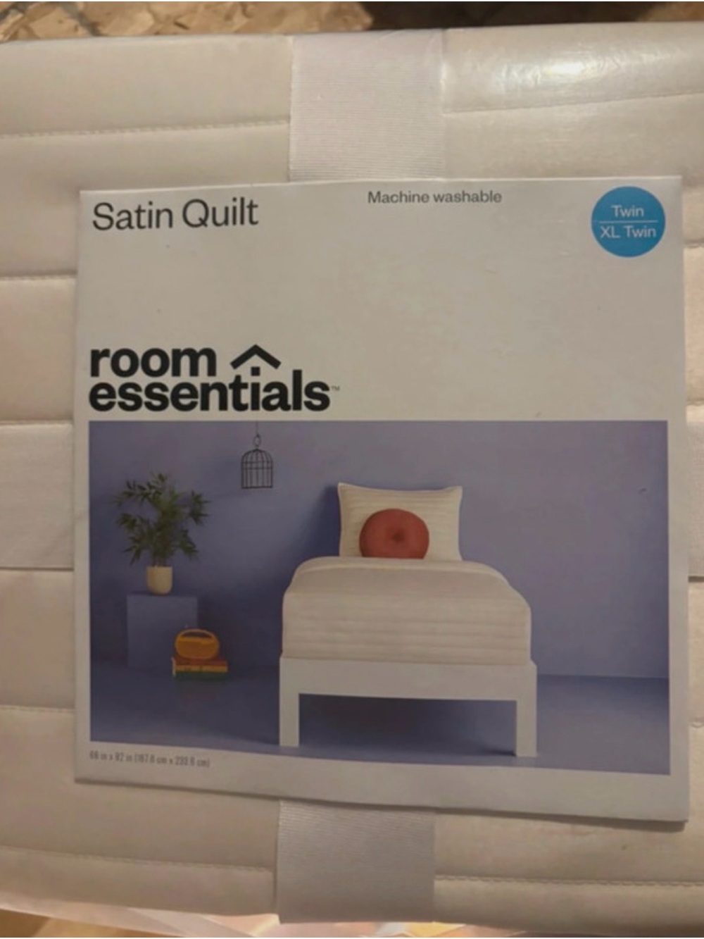 Room Essentials White Satin Quilt - Twin